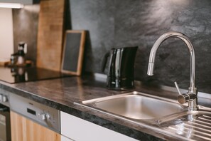 Køleskab, ovn, kogeplade, kaffe-/temaskine