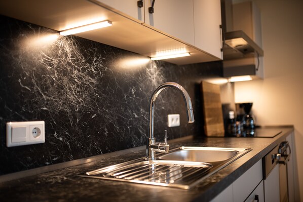 Fridge, oven, stovetop, dishwasher