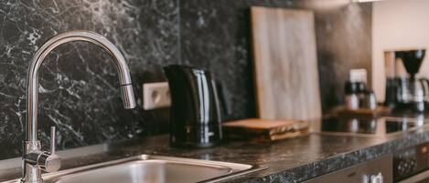 Fridge, oven, stovetop, dishwasher