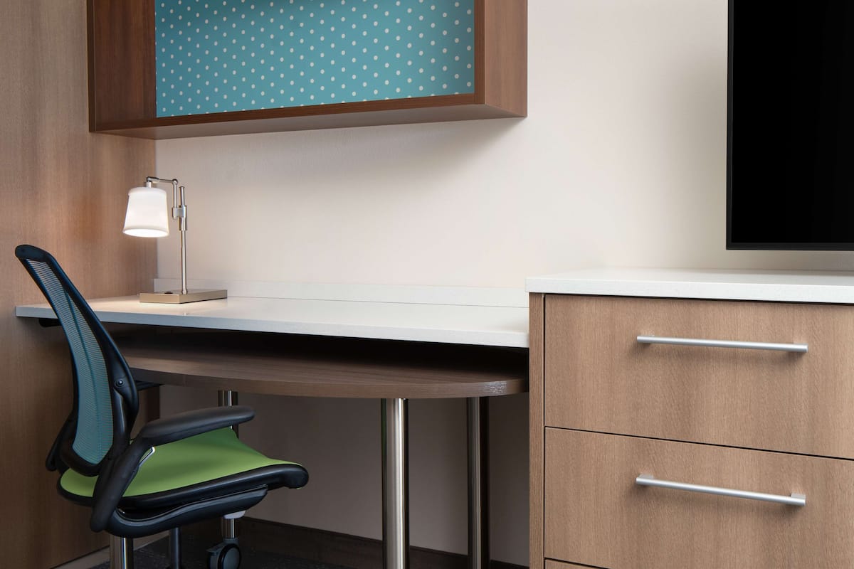 Bureau, espace de travail pour ordinateur portable, rideaux occultants