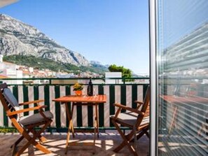Outdoor dining - Sea, mountain and love (MAKARSKA)