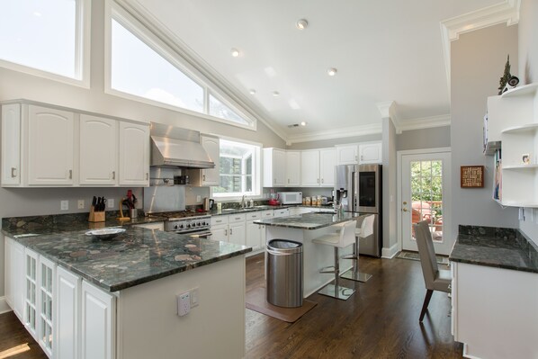 Jääkaappi, mikroaaltouuni, uuni, liesi