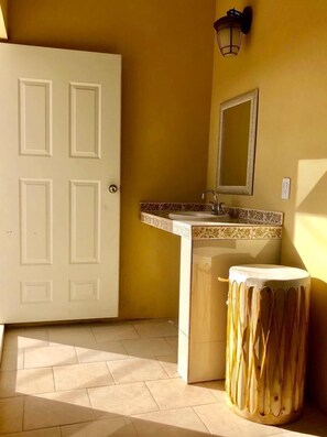 Rom – basic, 2 queensize-senger | Bad | Dusj, regndusjhode, designertoalettartikler og hårføner