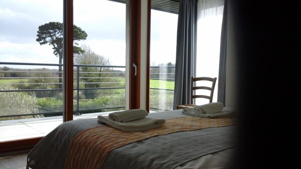 3 slaapkamers, een strijkplank/strijkijzer, gratis wifi, beddengoed