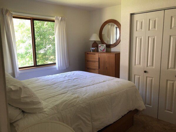 A bedroom with a bed, a dresser, a mirror, and a window with curtains. - Sunland Home Sleeps 10 adults.
Minutes to Concerts at the Gorge! (Quincy)