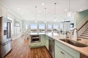 Jääkaappi, mikroaaltouuni, uuni, liesi