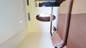 5 bedrooms, desk, WiFi, bed sheets