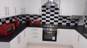 Apartment | Private kitchen | Fridge, microwave, oven, dishwasher - New Moston Family Holiday (Manchester)