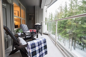 Relax on the balcony with a view of the surrounding forest, where you can enjoy a meal or a moment of peace.
