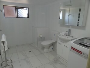 Duschwanne, kostenlose Toilettenartikel, Haartrockner, Bidet