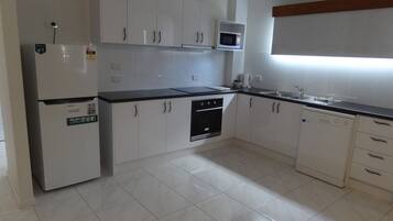 ตู้เย็นขนาดใหญ่, ไมโครเวฟ, เตาอบ, เตาประกอบอาหาร