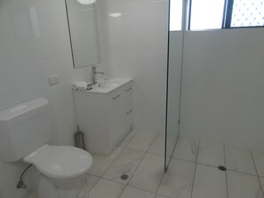 Combined shower/tub, free toiletries, hair dryer, bidet - Gums Anchorage Apartments (Bellara)