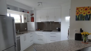 Private kitchen - Gums Anchorage Apartments (Bellara)