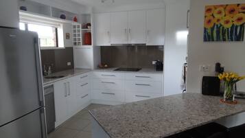 Lemari es besar, microwave, oven, dan kompor