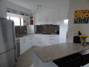 Køleskab/fryser i fuld størrelse, mikrobølgeovn, ovn, kogeplade