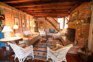 Smart-TV, Tischfußball, Bücher