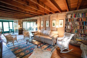 Smart-TV, Tischfußball, Bücher