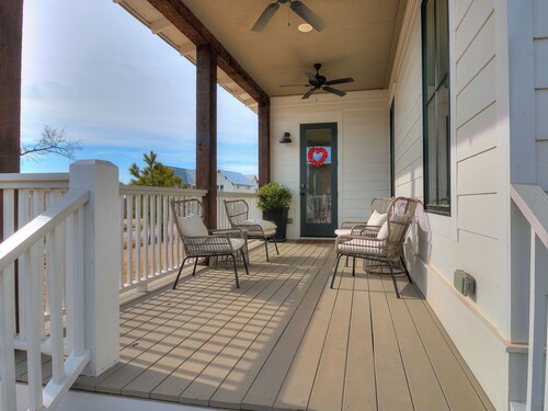 Carlton Landing! Spacious cottage with second story view of Lake Eufaula!