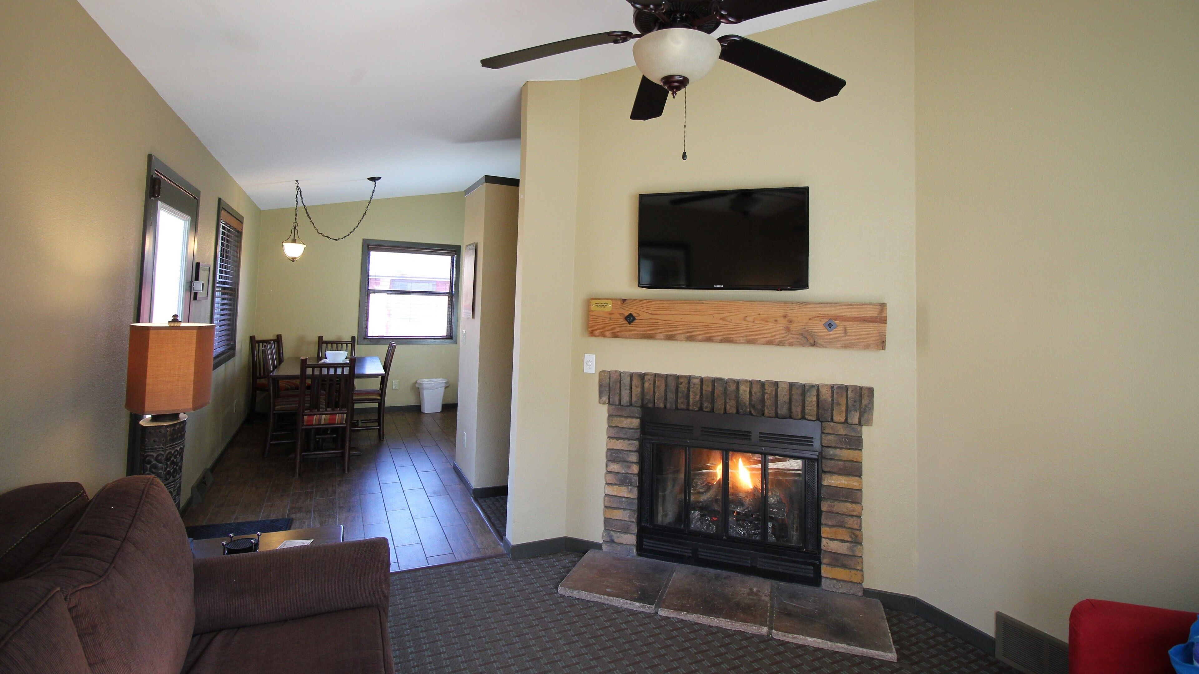 Entire Cottage 2 Wisconsin 3 beds(2 Bedrooms) 1 Bath with Fully Equipped Kitchen