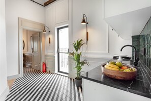 Habitación panorámica, 2 habitaciones, terraza, vistas al mar | Cocina básica privada | Cafetera o tetera y hervidor eléctrico
