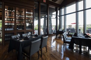 Petit déjeuner, déjeuner et dîner servis sur place, vue sur le golf