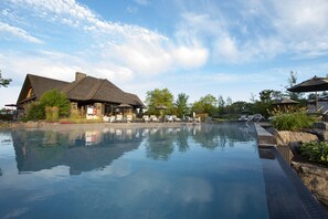 Seasonal outdoor pool, open 8:00 AM to 8:00 PM, free cabanas - Muskoka Bay Resort (Gravenhurst)