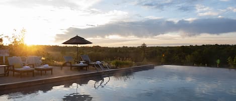 Kauden mukainen ulkouima-allas avoinna 8.00–20.00, ilmaisia cabañoita