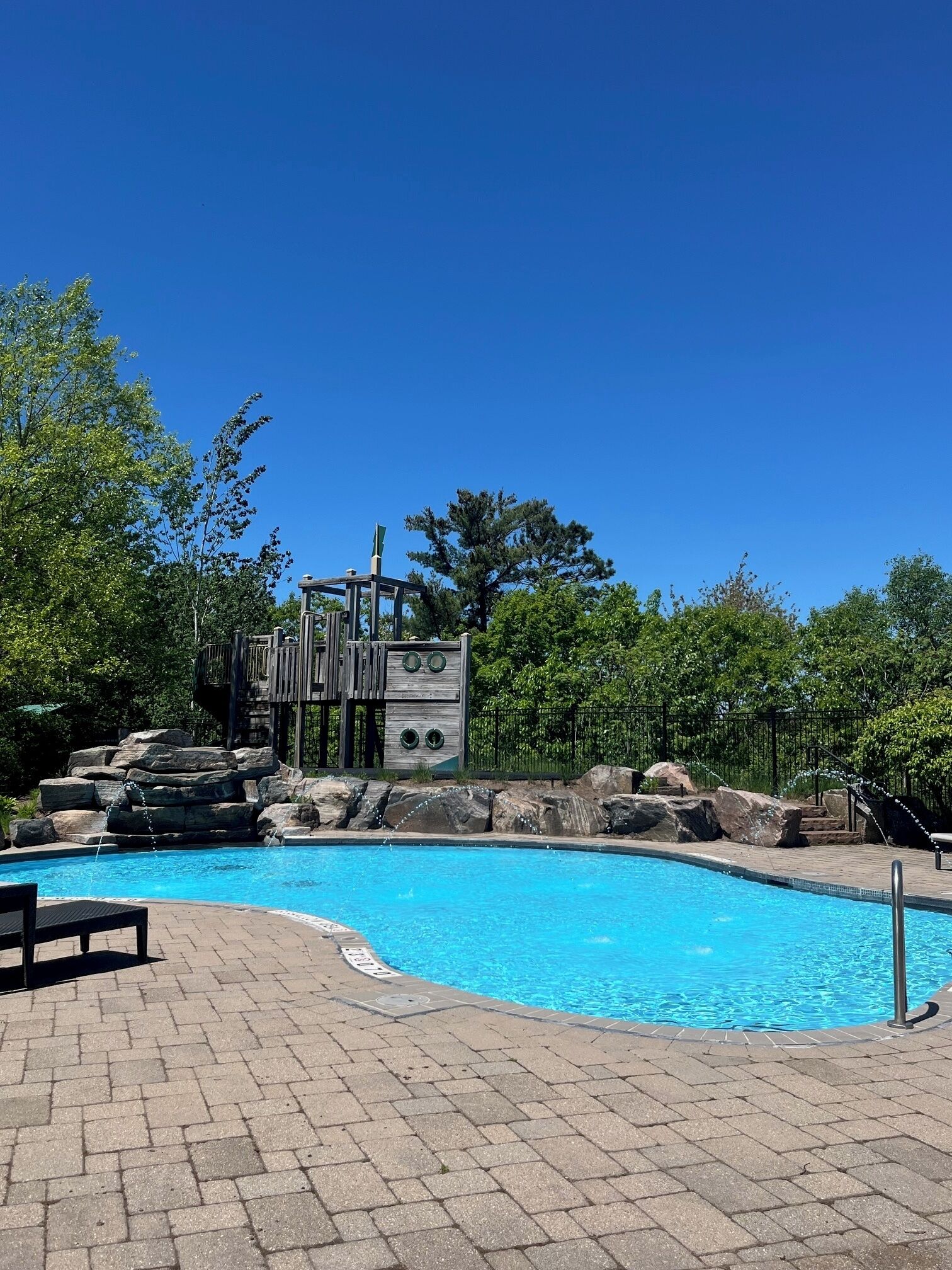 시즌별로 운영되는 야외 수영장, 08:00 ~ 20:00 오픈, 무료 카바나, 수영장 파라솔