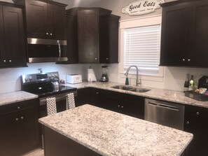 Fridge, microwave, oven, stovetop - Newer home in historic Hendersonville.  Near Asheville and Blue Ridge Parkway! (Hendersonville)