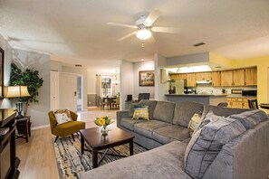 Smart TV, chimenea, videojuegos y reproductor de DVD 