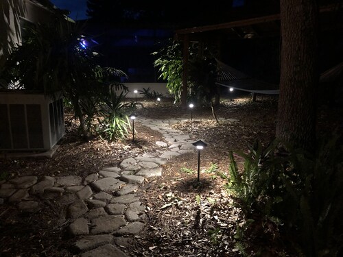 King Bed, Relaxing Getaway, Hot Tub, Pool Table, Ping Pong & Private Yard!