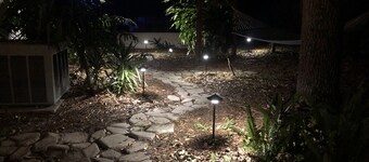 King Bed, Relaxing Getaway, Hot Tub, Pool Table, Ping Pong & Private Yard!