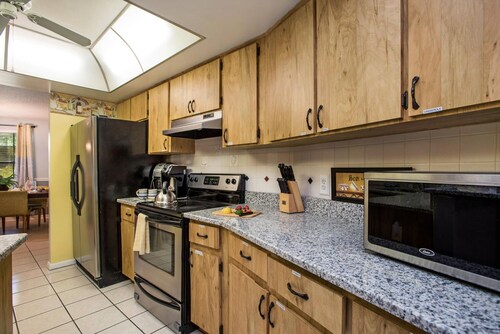 Relaxing Getaway: King Bed, Hot Tub, Pool Table, Ping Pong & Private Yard!