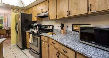 Relaxing Getaway: King Bed, Hot Tub, Pool Table, Ping Pong & Private Yard!