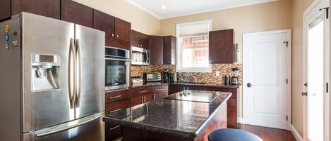 Refrigerador, microondas, horno, placa de cocina