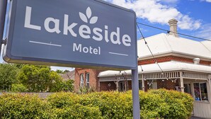 A sign for Lakeside Motel with a clear view of the building's architecture and surrounding greenery. - Hamilton Lakeside Motel (Hamilton)