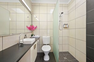 Apartamento luxo | Banheiro | Produtos de toalete de grife, secador de cabelo, toalhas de banho 