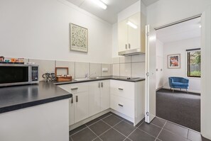 Deluxe-Apartment | Eigene Küche | Mini-Kühlschrank, Mikrowelle, Toaster, Kochgeschirr/Geschirr/Besteck