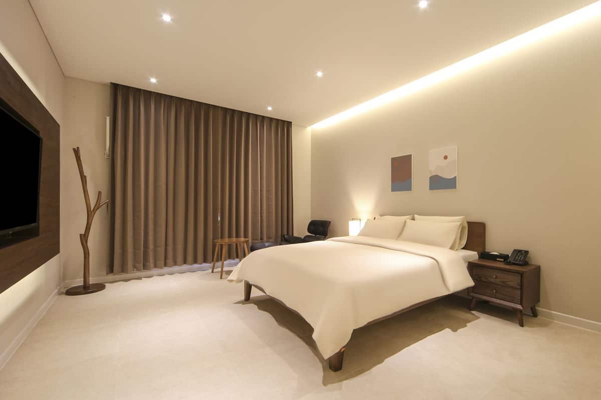 Deluxe | Premium bedding, down duvets, in-room safe, blackout curtains