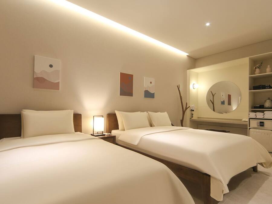 Premium bedding, down comforters, in-room safe, blackout drapes