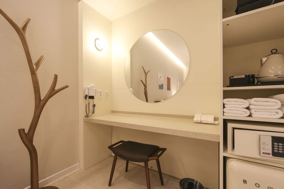 twin | premium bedding, down duvets, in-room safe, blackout curtains