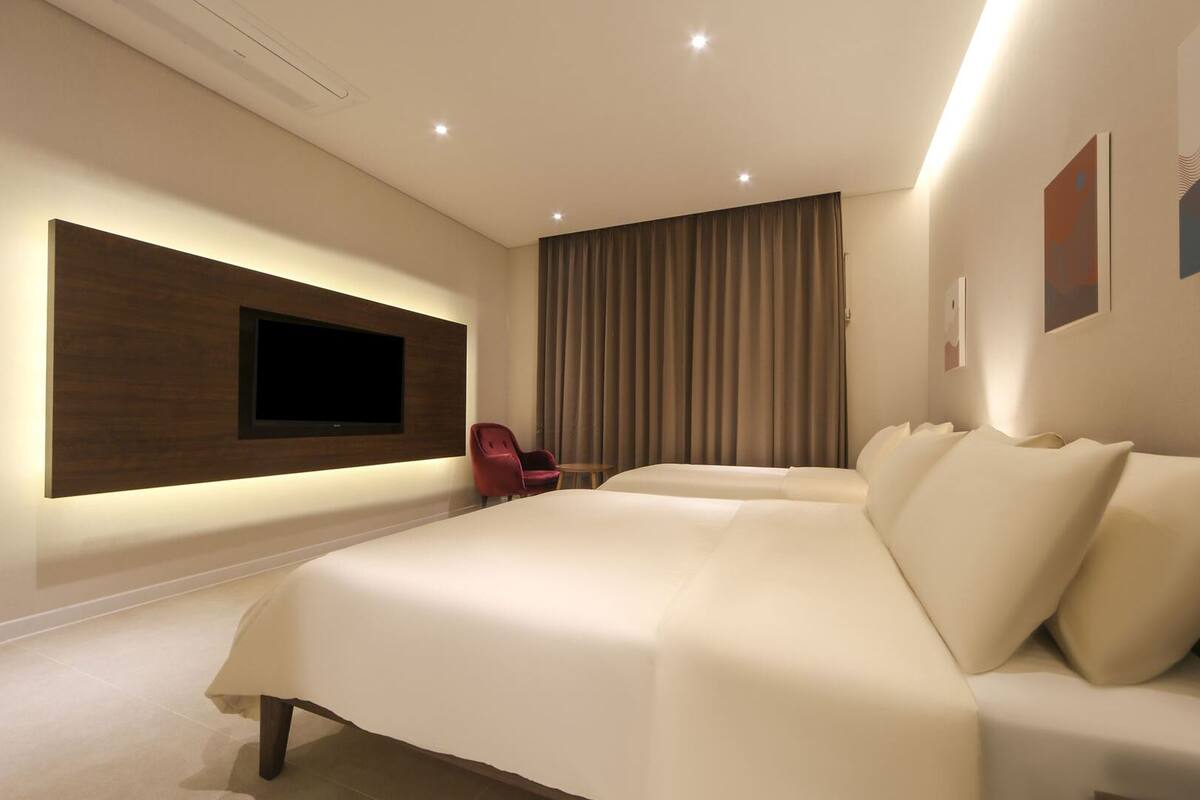 twin | premium bedding, down duvets, in-room safe, blackout curtains