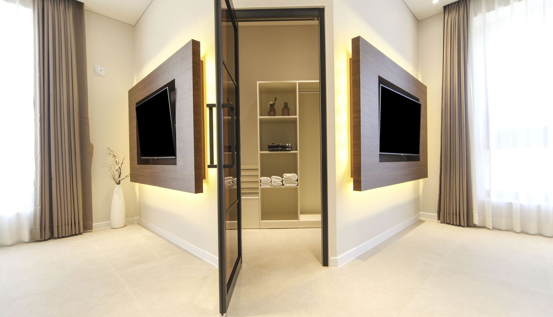 Suite | Premium bedding, down comforters, in-room safe, blackout drapes