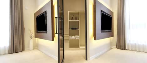 Suite | Premium bedding, down comforters, in-room safe, blackout drapes