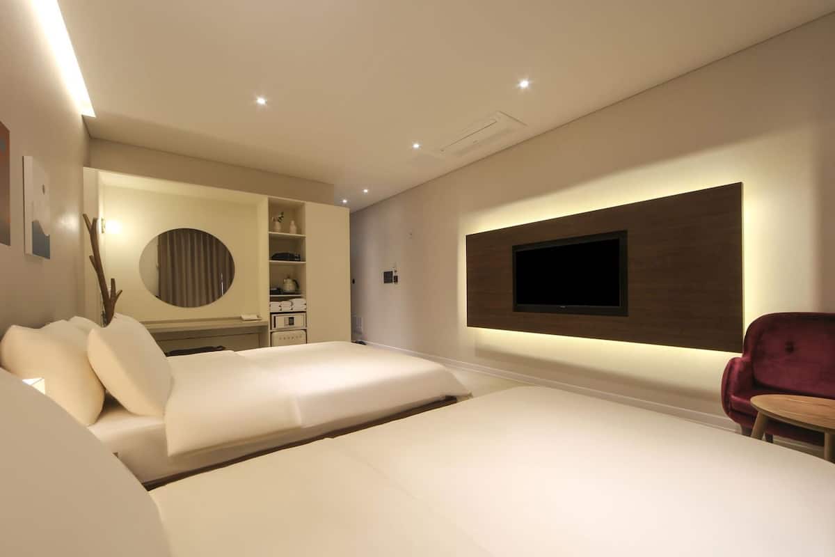 twin | premium bedding, down duvets, in-room safe, blackout curtains