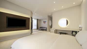 Suite | Premium bedding, down comforters, in-room safe, blackout drapes