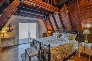 2 soverom, memory foam-senger, strykejern/-brett og reiseseng for barn