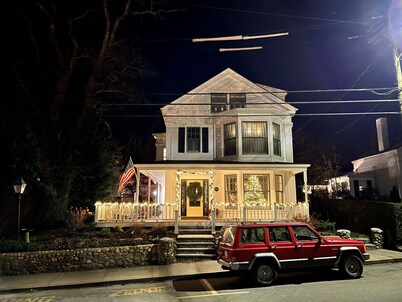 Downtown Captain's Mansion- The Dexter- Family, pet, and event friendly