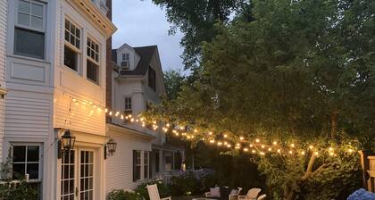 Suuri keskustaan päivitetty kapteenitalo, jossa 8 makuuhuonetta ja 6. 5 kylpyhuonetta