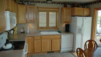 Cabane Confort | Cuisine privée | Grand réfrigérateur, micro-ondes, four, lave-vaisselle